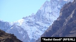 Як баландкӯҳ дар марзи Тоҷикистон бо Афғонистон
