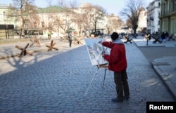 Odesa, 26 martie 2022: Pictorul Viktor Oliynik capturează pe pânză aricii de fier.