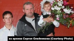 Сергей Олейников с сыном и дочерью