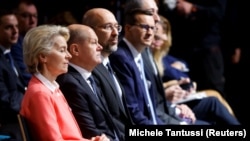 Președintele Comisiei UE, Ursula von der Leyen, cancelarul german Olaf Scholz, premierul ucrainean Denys Shmyhal și prim-ministrul polonez Mateusz Morawiecki participă la o conferință privind reconstrucția postbelică a Ucrainei la Berlin, Germania, 25 octombrie 2022.