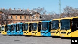 Helyközi járatokon közlekedő autóbuszok várnak indulásra Kelenföldön, az Etele téri Volán-busz-pályaudvaron