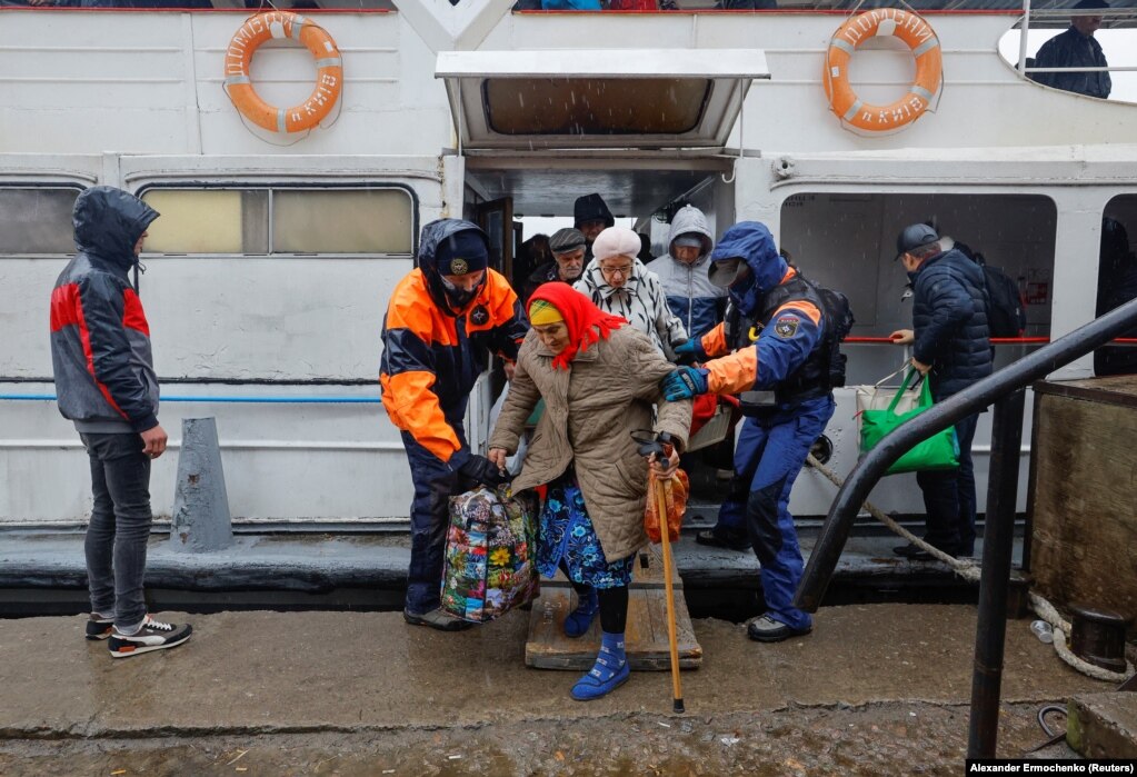Një grua e moshuar duke zbritur nga një barkë në Oleshki, gjatë evakuimeve nga Hersoni, më 23 tetor. Një ditë më herët, autoritetet e instaluara nga Rusia në Herson përsëritën thirrjet për largimin e civilëve nga qyteti-port në Ukrainën jugore, duke apeluar te banorët për &ldquo;kujdes për sigurinë e familjes dhe miqve&rdquo;.