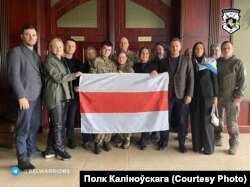 Українські депутати з бійцями полку Калиновського