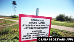 Figyelmeztető tábla a magyar–horvát határon 2015. szeptember 21-én