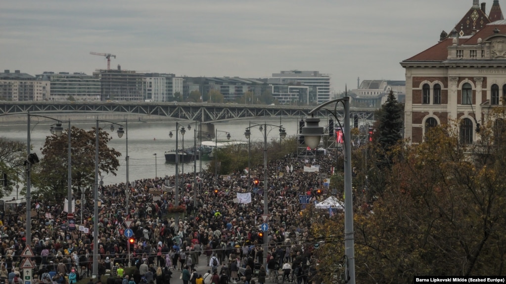 Protestuesit pranë lumit Danub, më 23 tetor.