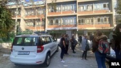 Полиција пред средно училиште по лажна дојава за бомба
