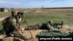 Un grup de militari prin contract ai Armatei Naționale, în timpul cursului de pregătire pentru lunetişti, desfăşurat la centrele de instruire ale Armatei Naționale, septembrie 2022