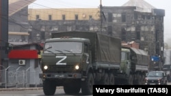 Російські військові вантажівки в Маріуполі, жовтень 2022 року