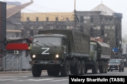 Российские военные грузовики в оккупированном Мариуполе, октябрь 2022 года