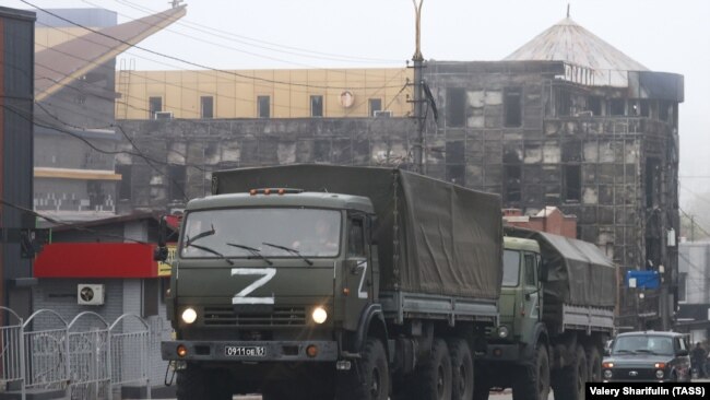 Российские военные грузовики в оккупированном Мариуполе, октябрь 2022 года