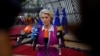 Ursula von der Leyen, az Európai Bizottság elnöke válaszol az újságírók kérdéseire az Európai Tanács brüsszeli épületében 2022. október 20-án, az EU-csúcstalálkozó első napján