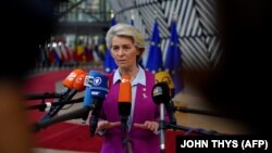 Ursula von der Leyen, az Európai Bizottság elnöke válaszol az újságírók kérdéseire az Európai Tanács brüsszeli épületében 2022. október 20-án, az EU-csúcstalálkozó első napján