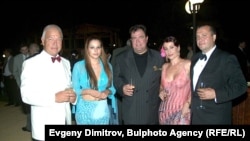  Членовете на бизнесклуб “Възраждане ” Петър Манджуков (вляво), Добромир Гущеров (в средата) театралничат за фотография с рожденика Илия Павлов, брачната половинка му Дарина (в розовата рокля) и щерка му Венцислава. Август 2002 година 