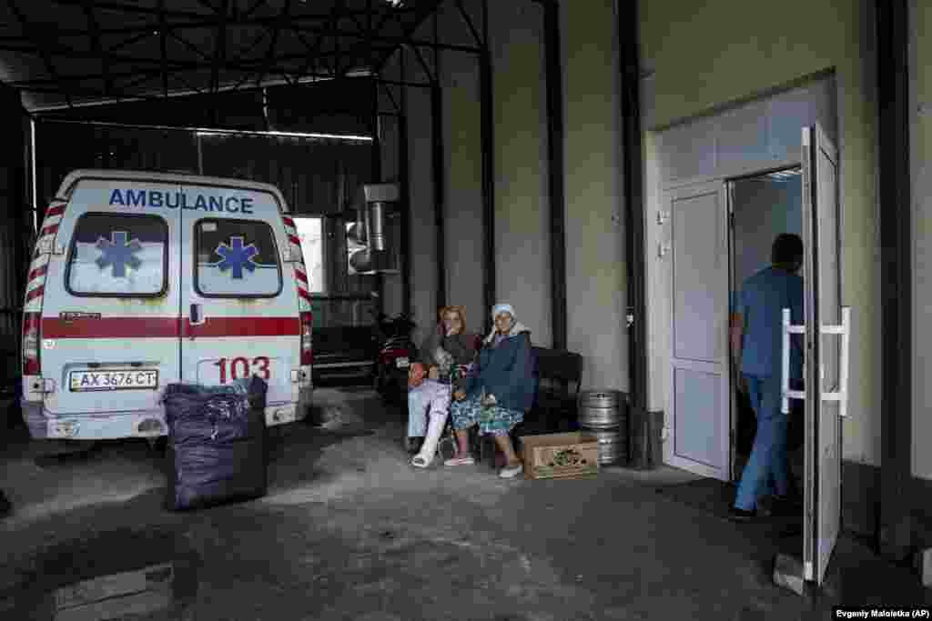 Пациентите се одмораат надвор од болницата. Персоналот на болницата поминал четири месеци изведувајќи операции во подрумот за време на раните денови на војната и во текот на&nbsp;руската окупација на Изум. Како што наближува зимата, тие размислуваат да ги вратат операциите во подрумот, каде што некои дури и живееле.