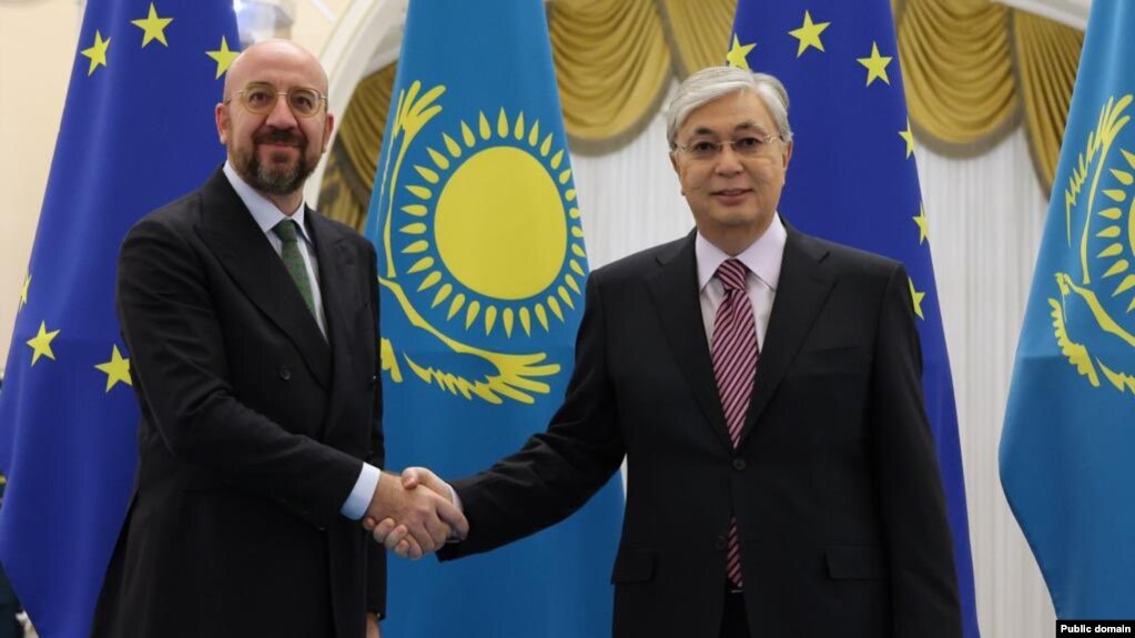 Слева направо: председатель ЕС Шарль Мишель и президент Казахстана Касым-Жомарт Токаев. Астана, 27 октября 2022 года
