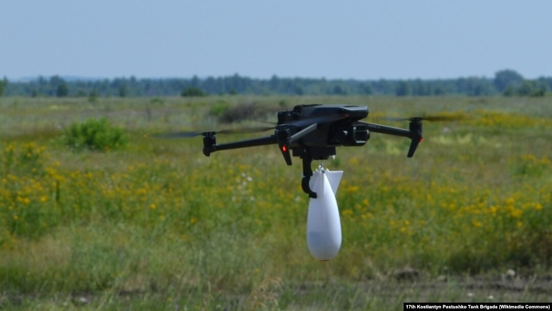 Китайските дронове DJI се използват за разузнавателни цели, но от началото на руската инвазия се използват от украинските и руските сили и за носене на малки бомби.