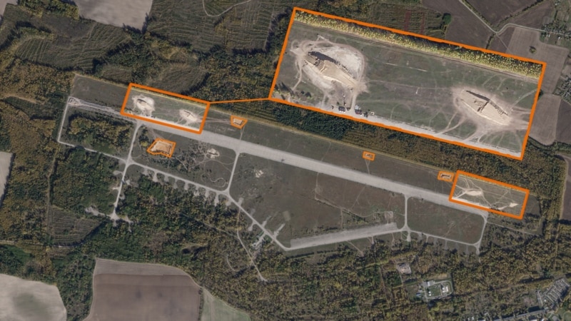 Беларусь: на аэродроме под Гомелем стало больше техники и военных – спутниковые фото