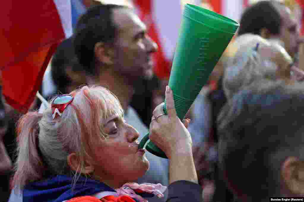 La protestul anti-guvernamental de vineri,&nbsp;oamenii au cerut ca Republica Cehă să ignore sancțiunile împotriva Rusiei susținute de UE și să cumpere gaz direct de la Moscova.