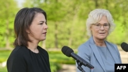 German Foreign Minister Annalena Baerbock (left) and Defense Minister Christine Lambrecht (file photo)