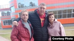 Виталий (в центре) с мамой и отчимом.
