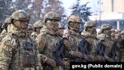 Коргоо министрлигинин жоокерлери. Техникаларды тапшыруу аземинде тартылган сүрөт. 20-январь, 2025-жыл.