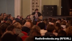 «Я люблю живу енергію, живе життя. Коли театр відсторонюється, каже: «Ні, ні, ми не бачимо вас». То це не дуже мені подобається. А прямий контакт з глядачами мені дуже подобається», – Гнатковський про комунікацію з глядачами