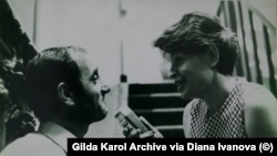  Джилда Карол по време на изявление с Шарл Азнавур. Без дата. 