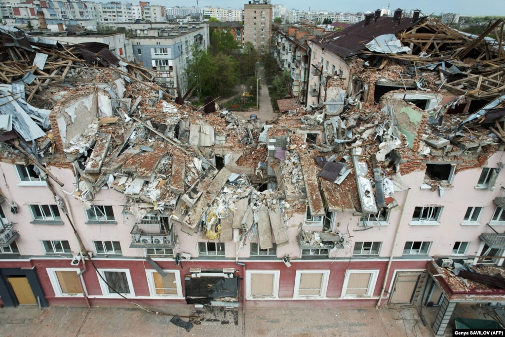 Shkatërrimi i hotelit Ukraina në qytetin verior të Çernihivit, më 3 maj. Sipas agjencisë së OKB-së për refugjatë, gati 5.5 milionë njerëz janë larguar nga Ukraina që nga pushtimi i Rusisë më 24 shkurt. &nbsp;