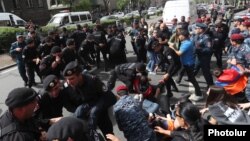 Armenia - Police detain opposition protesters in Yerevan, May 5, 2022.