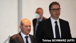 Nemački kancelar Olaf Scholz (L) i predsednik Srbije Aleksandar Vučić dolaze na konferenciju za novinare posle razgovora u Berlinu, 4. maj 2022.