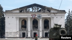 Фасад разрушенного бомбежкой драматического театра в Мариуполе.