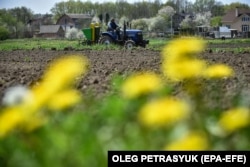 Un fermier conduce un tractor pe câmp în regiunea Vinnîțea/Ucraina - 2 mai 2022