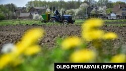Gazda traktoron Vinnicja mellett, Ukrajnában 2022. május 2-án