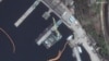На супутниковому знімку показано завантаження можливими ракетами «Калібр» підводного човна класу «Кіло» у чорноморському порту Севастополь, 29 квітня 2022 року