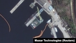 На супутниковому знімку видно завантаження ймовірних ракет «Калібр» на підводний човен класу «Кіло» в чорноморському порту. Севастополь, Крим, 29 квітня 2022 року