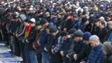 Мусульмане во время торжественного намаза по случаю Ураза-байрама (праздника разговения) у Соборной мечети в Москве, иллюстративное фото