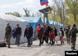 Civili evacuați din Mariupol, fosta oțelărie Azovstal. Imagine din 1 mai 2022. REUTERS/Alexander Ermochenko