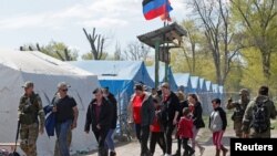 Мирные жители покидают район "Азовстали", Мариуполь, 1 мая 2022 года