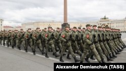 Руски војници вежбаат во Санкт Петербург на 26 април 2022 година, за парадата на Денот на победата на 9 мај.