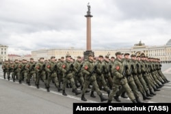 Руските военнослужещи репетират в Санкт Петербург на 26 април 2022 г. за парада за Деня на победата на 9 май.
