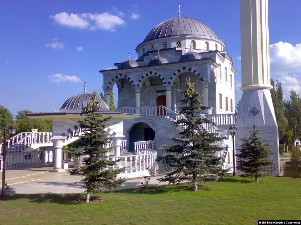 Xhamia e Sulltan Sulejmanit në Mariupol dhe Qendra Kulturore Islame e fotografuar në vitin 2009.
