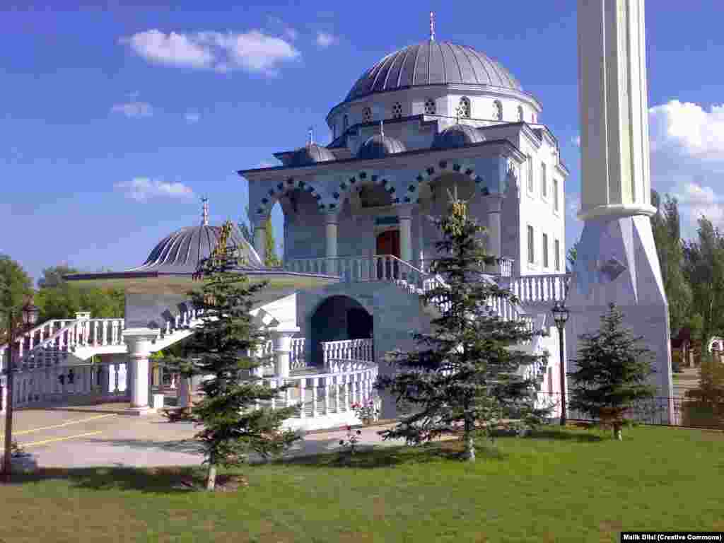 Маріупольська мечеть Султана Сулеймана та Ісламський культурний центр, сфотографовані в 2009 році