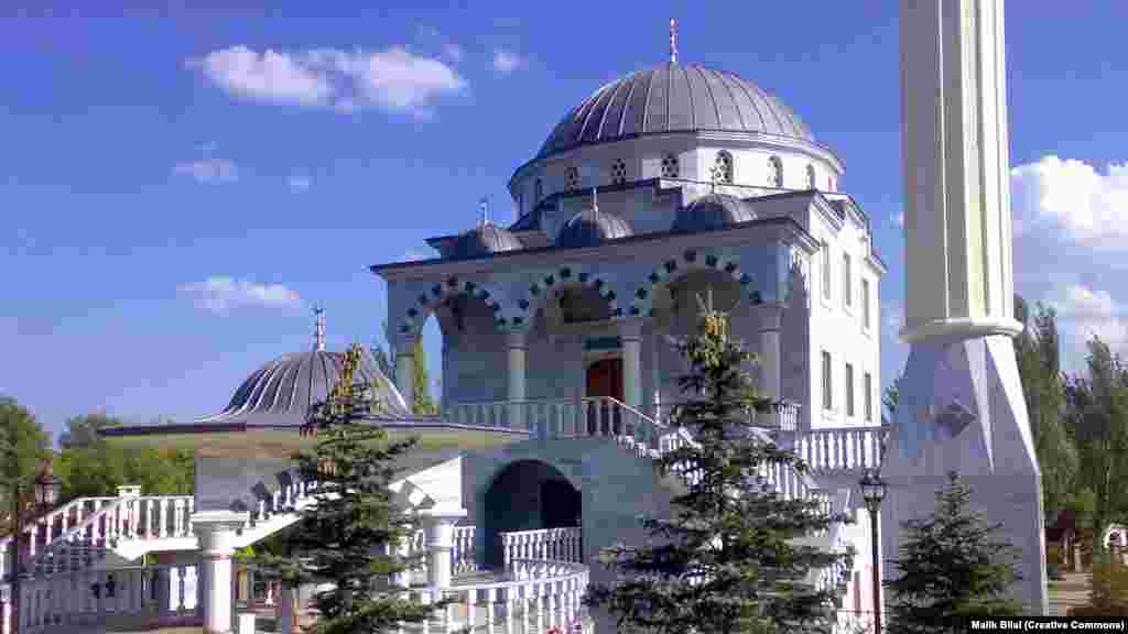 Džamija Sultana Sulejmana u Mariupolju i Islamski kulturni centar snimljeni 2009. godine. Proruski militant prolazi pokraj džamije oštećene u borbi u aprilu 2022.