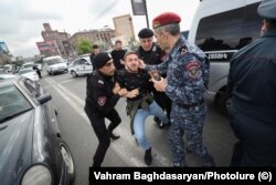 სომხეთის პოლიცია ძალის გამოყენებით აპატიმრებს დემონსტრანტს, ერევანი, 4 აპრილი.