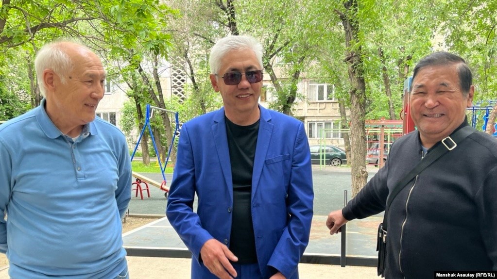 Активист гражданского общества Асхат Жексебаев (в центре) после его досрочного освобождения из тюрьмы в Заречном (Алматинская область). Алматы, 3 мая 2022 года
