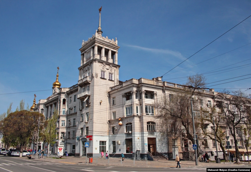 Një nga dy "shtëpitë historike me maja" në qendër të Mariupolit, fotografuar në maj të vitit 2021. &nbsp;