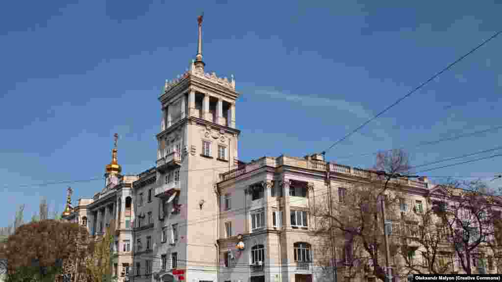 Jedna od dvije historijske "kuće tornjevi" u centru Mariupolja, snimljene u maju&nbsp; 2021. Ruska vojska iskrcava oklopno vozilo u blizini kuće sa tornjem iz Staljinove ere, april 2022.&nbsp;