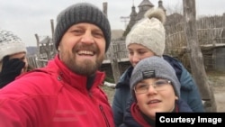  Влад Буряк с татко си и сестра си 