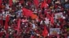 Pristaše marksističke koalicije stranke Nacionalna narodna moć (Jathika Jana Balawegaya) na obilježavanju Međunarodnog praznika rada, 1. maja 2022.