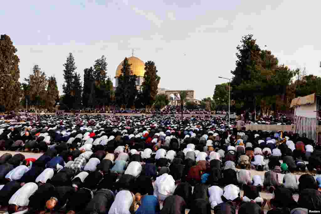 Palestinezët duke falur Fitër Bajramin në Jerusalem.